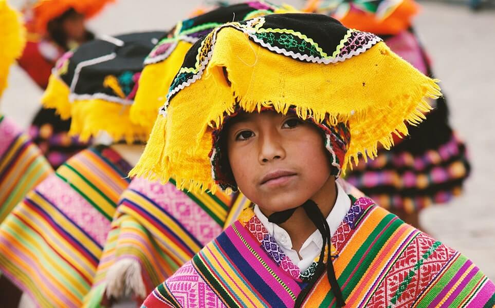 voyage-perou-cuzco-enfant-fete-traditionnelle-ben-ostrower-unsplash
