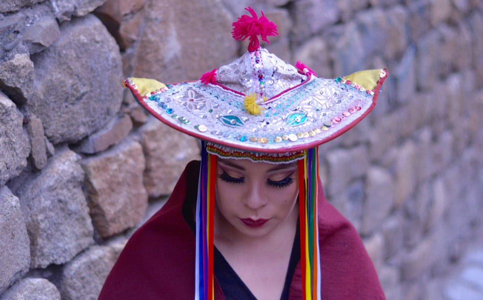 TierraLatina-Bolivie-Carnaval-Oruro-Femme-Déguisée-Costume