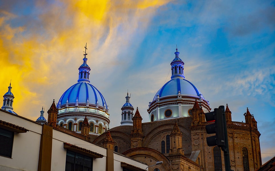 voyager-en-equateur-cuenca-cathedrale-fernando-zhiminaicela-pixabay