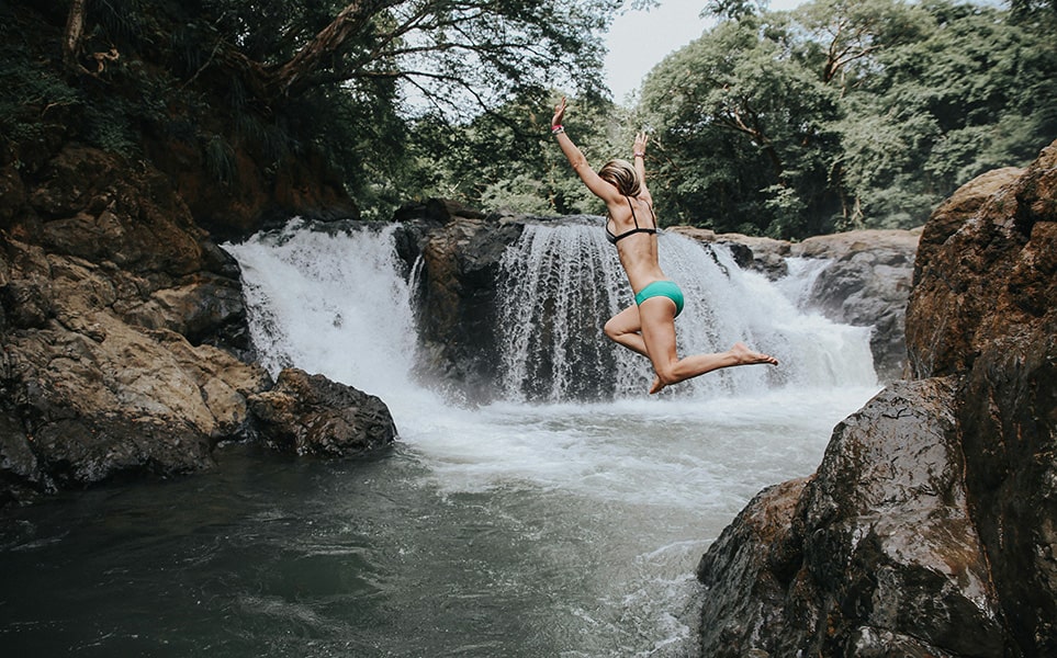 voyage-costa-rica-cascade-have-fun-do-good-unsplash